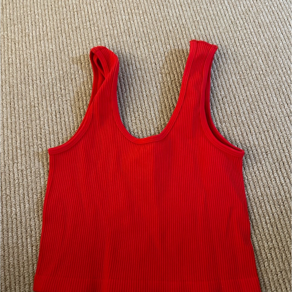 Red basic tank - Picture 3 of 3